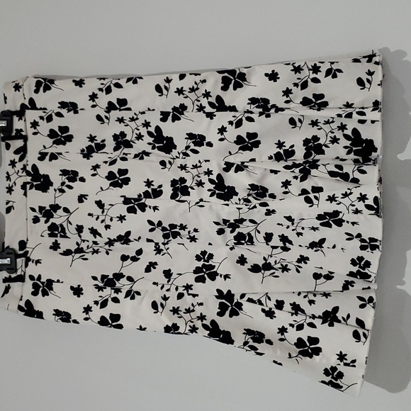 Jessica Dresses & Skirts - Vintage Jessica White & Black Floral Pannelled ruffle tulip hem skirt size 4